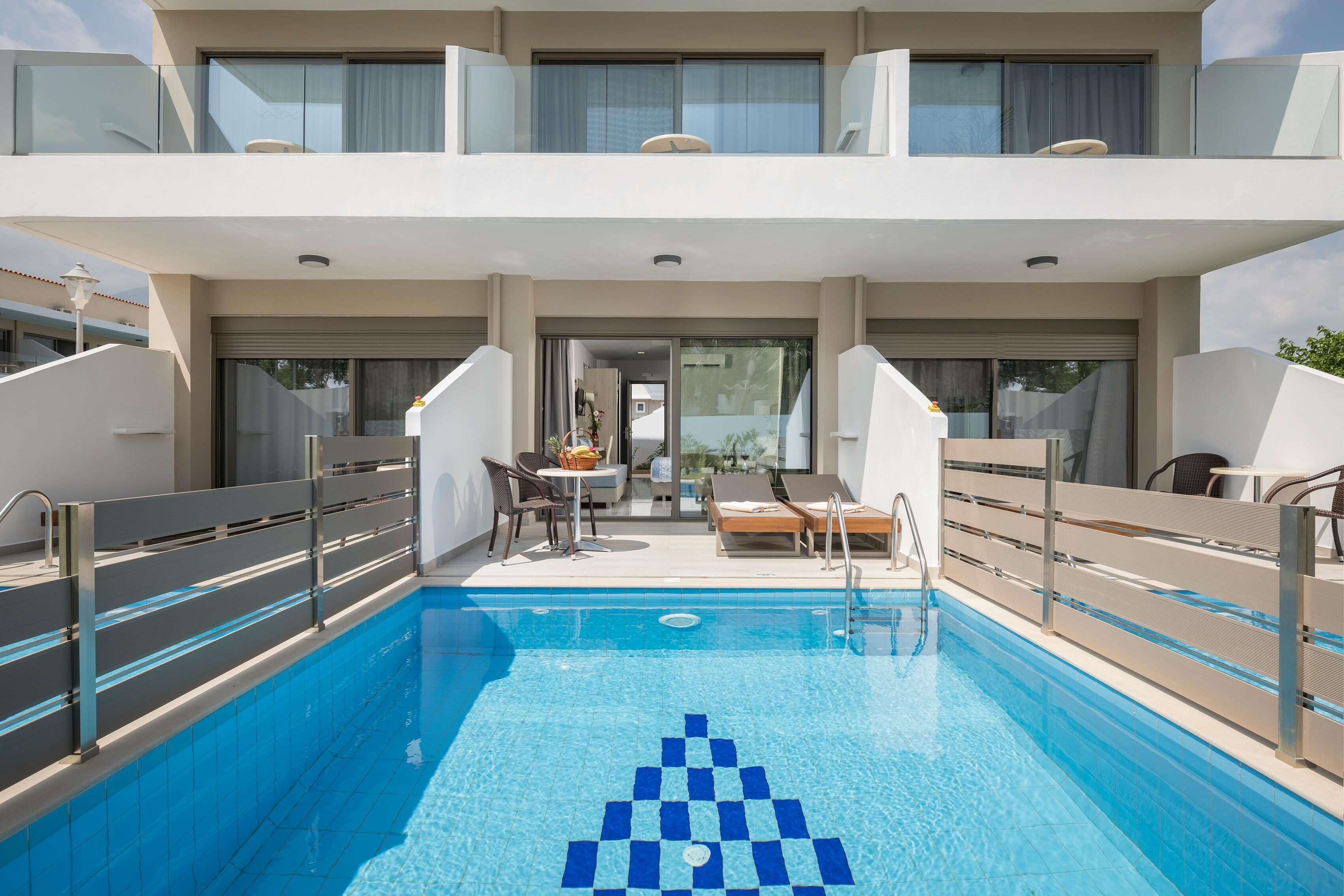 Tabla de planchar con plancha, wifi gratis y ropa de cama 