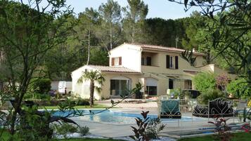 Kolam renang terbuka bermusim, payung kolam, kerusi lepak pantai