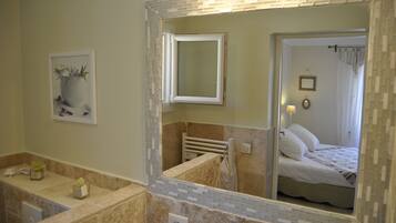 Dihias secara berasingan, dilengkapkan perabot secara berasingan, meja