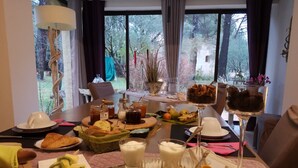 Taula de l'esmorzar amb diferents aliments, com ara torrades, fruita i begudes.