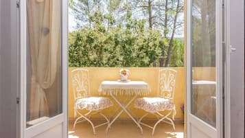 Dihias secara berasingan, dilengkapkan perabot secara berasingan, meja