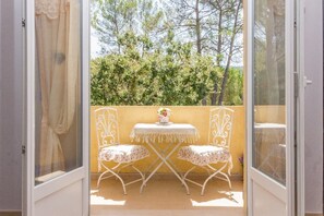 Individually decorated, individually furnished, desk, blackout curtains - La Maison de la Cigale (Forcalqueiret)