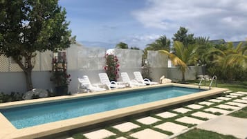 Piscina all'aperto, lettini