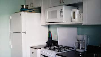 Standard Studio, 1 Queen Bed, Non Smoking, Pool View | Private kitchen | Cookware/dishes/utensils, dining tables