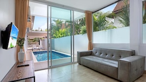 3-Bedroom Pool Villa | 거실 공간 | LCD TV