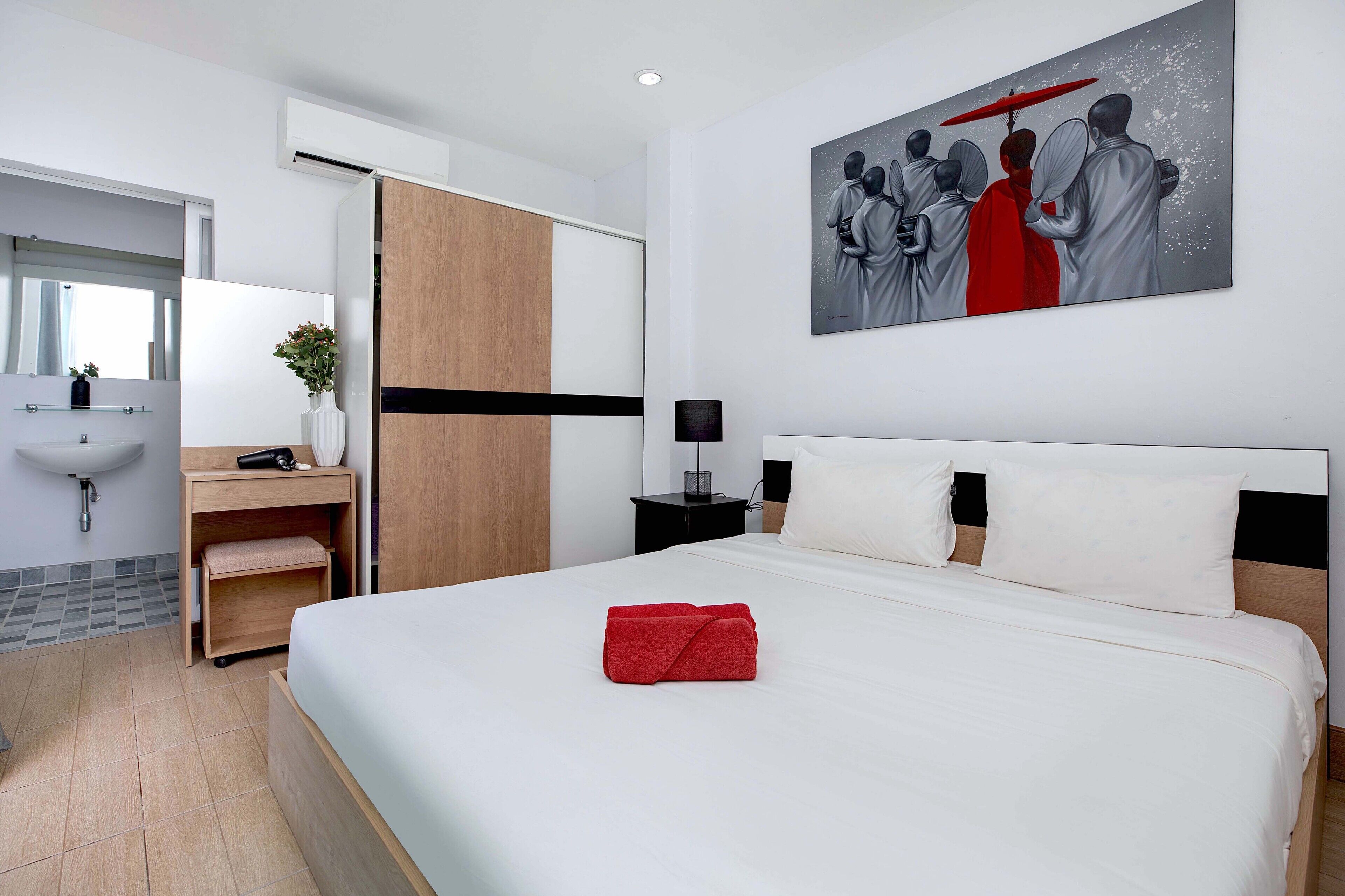 3 bedrooms, in-room safe, individually decorated, individually furnished