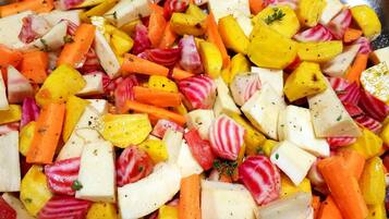 Um close-up de uma salada de legumes colorida, com diversos vegetais e ervas.