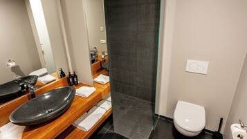 Kamar Double Comfort | Kamar mandi | Shower, perlengkapan mandi gratis, dan pengering rambut