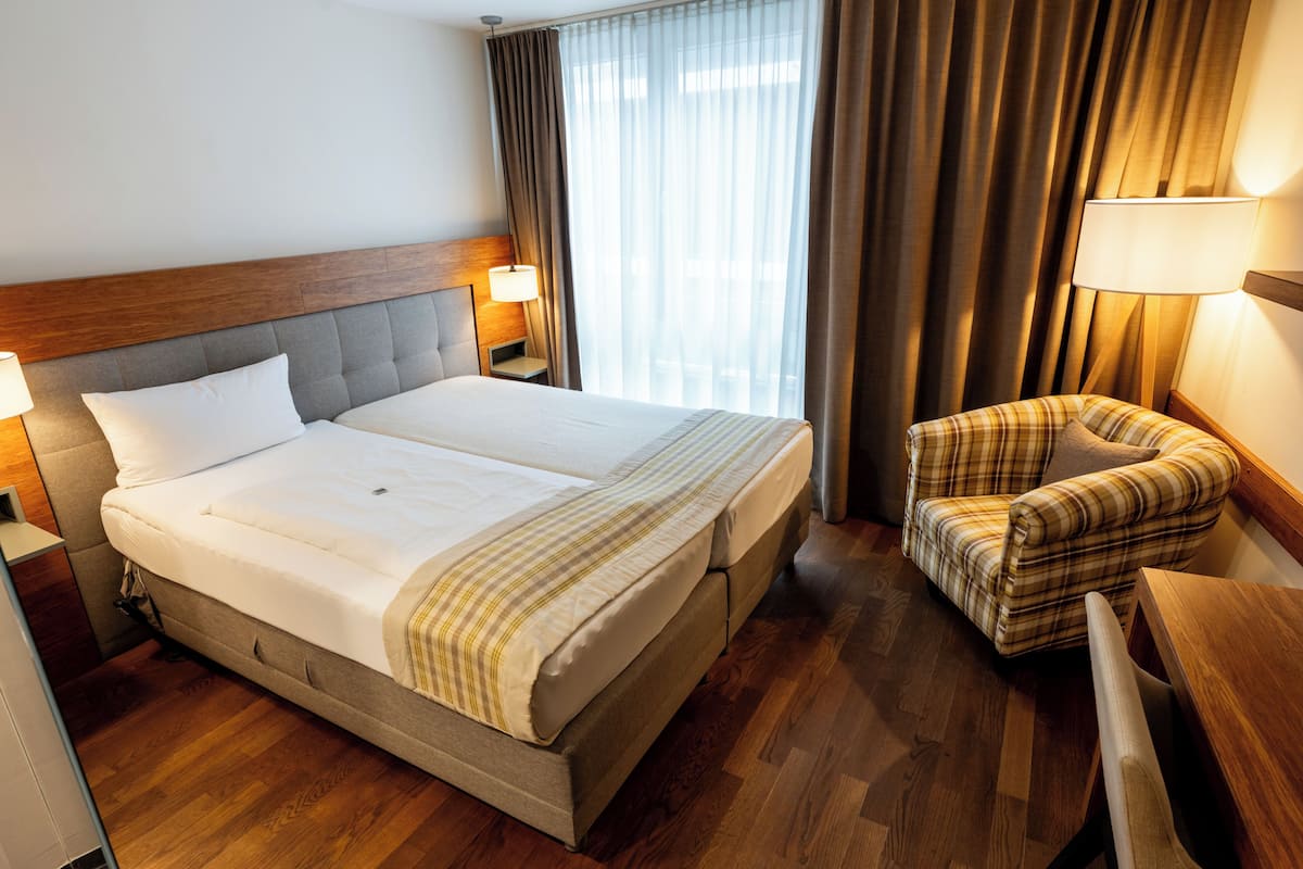 1 bedroom, hypo-allergenic bedding, desk, laptop workspace