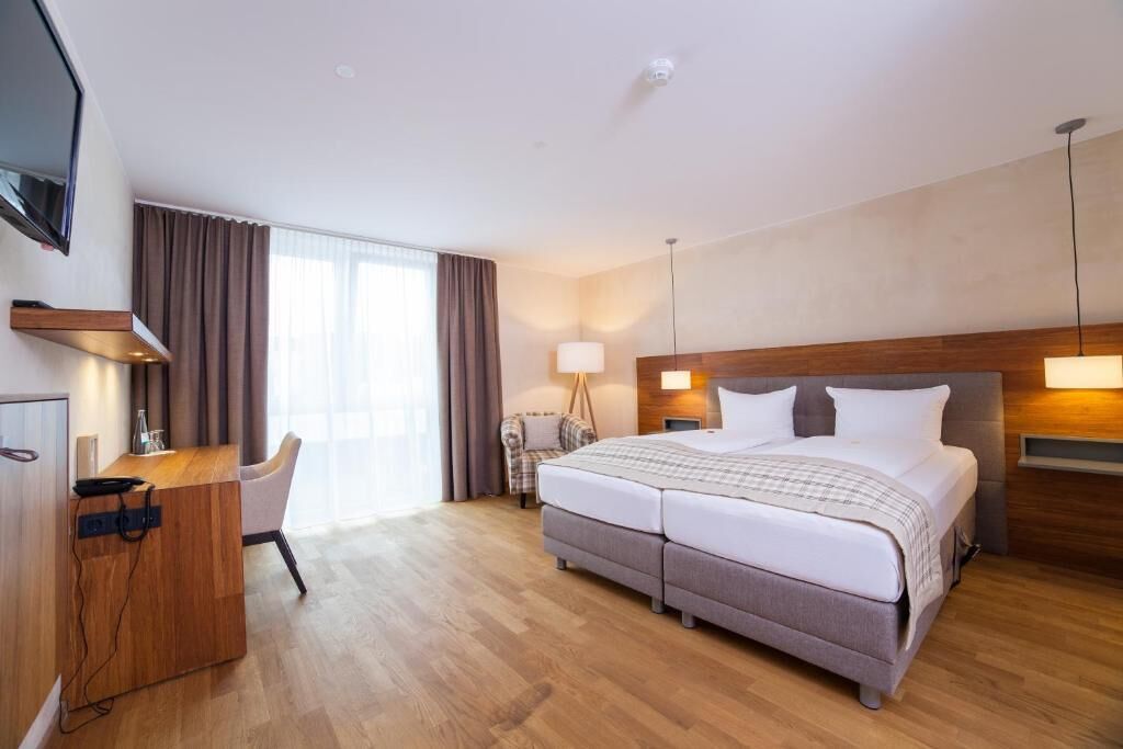 Habitación Confort doble | Ropa de cama hipoalergénica y escritorio