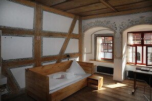 Literie hypoallergénique, bureau, draps fournis