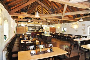 Petit déjeuner buffet (12 EUR par personne)