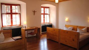 Habitación triple, baño compartido | Ropa de cama hipoalergénica, escritorio y ropa de cama