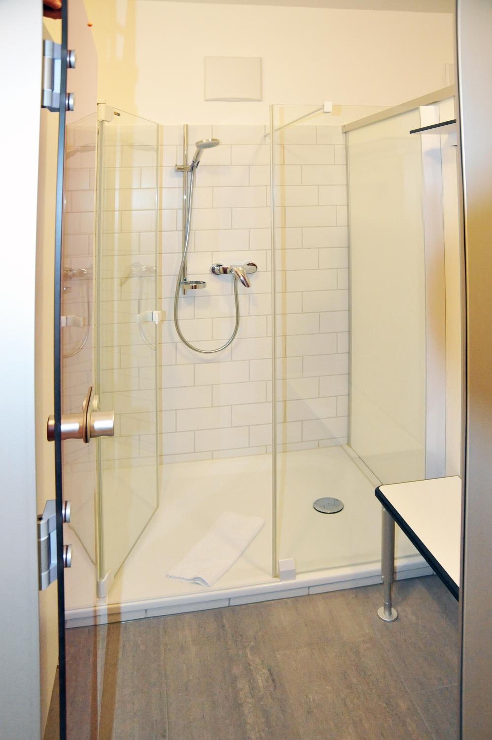 Dusche, kostenlose Toilettenartikel, Haartrockner, Handtücher
