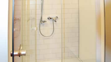 Dusche, kostenlose Toilettenartikel, Haartrockner, Handtücher