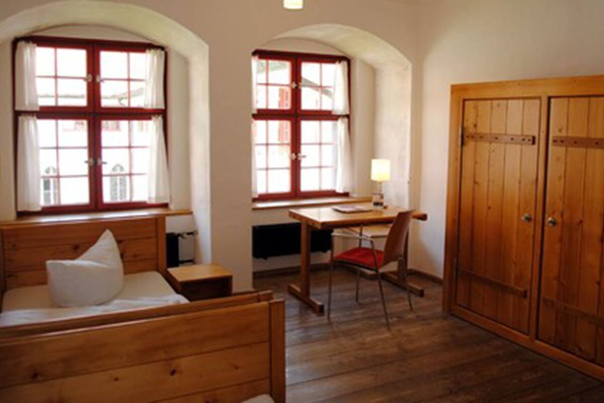 Double or Twin Room, Shared Bathroom | Hypo-allergenic bedding, desk, bed sheets