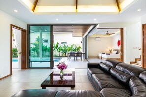 4-Bedroom Villa with Private Pool | Wohnbereich