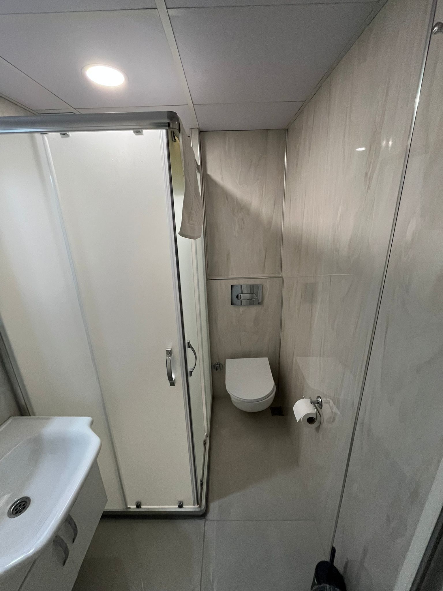 Douche, sèche-cheveux, chaussons, serviettes fournies