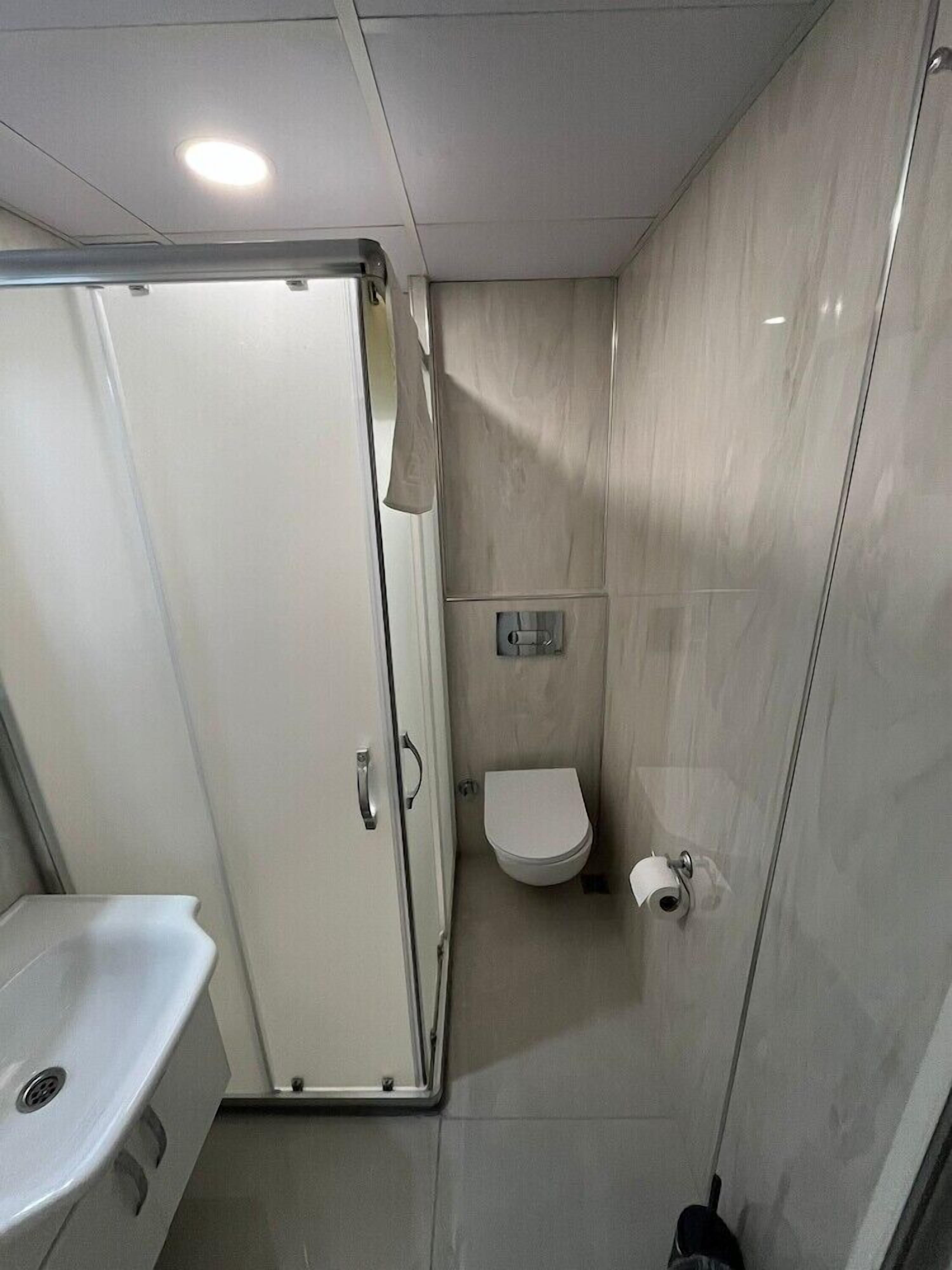 Ducha, secador de pelo, pantuflas, toallas