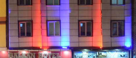 Un hotel con múltiples ventanas y un letrero.