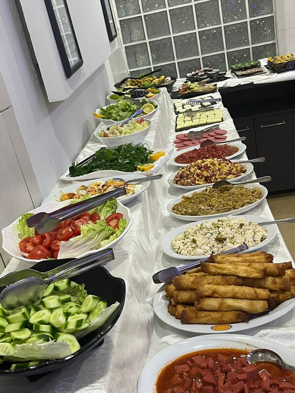 A buffet table with various dishes including salads, meats, and vegetables. - BALKAN PALACE EDIRNE (Edirne)