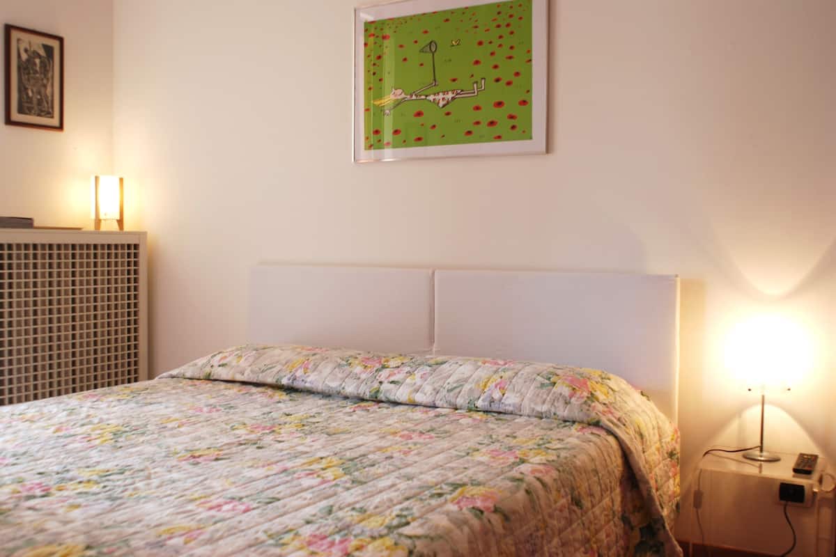 Habitación doble Confort, vista al jardín | Decoración personalizada, muebles diferentes y cortinas blackout