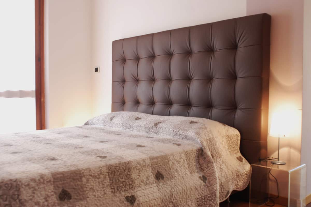 Suite Deluxe | Decoración personalizada, muebles diferentes y cortinas blackout