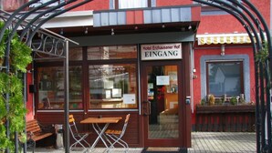 A hotel entrance with a sign reading "Hotel Erzhauser Hof EINGANG". - Hotel Erzhausener Hof (Erzhausen)