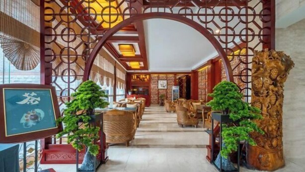 A traditional-style interior with a central walkway, wooden furniture, and decorative elements. - Phoenix International Hotel (Fenghuang Ancient Town Branch) (Fenghuang County)