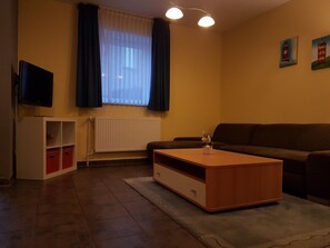 Dúplex clásico | Área de sala de estar | Televisión de pantalla plana