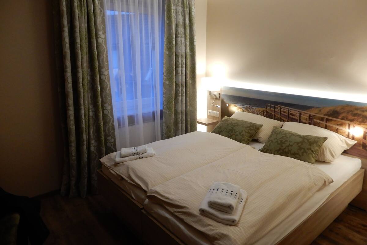 Quarto casal ou duplo clássico | Roupas de cama antialérgicas, frigobar, cofres nos quartos, escrivaninha