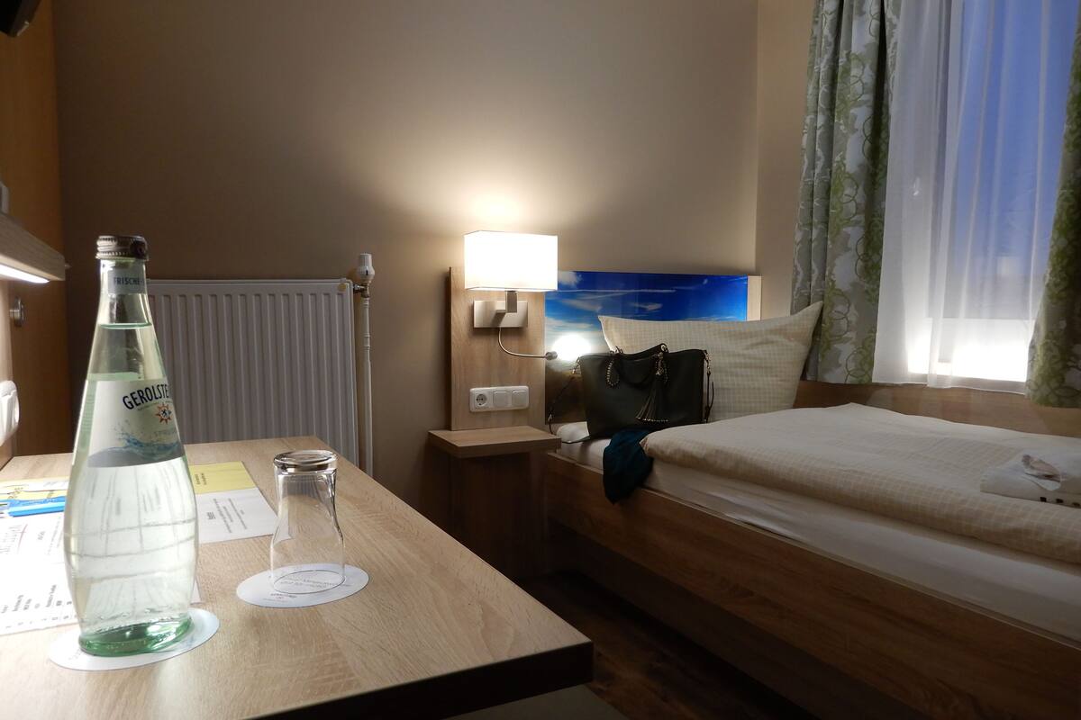 classic single room | hypo-allergenic bedding, minibar, in-room safe, desk