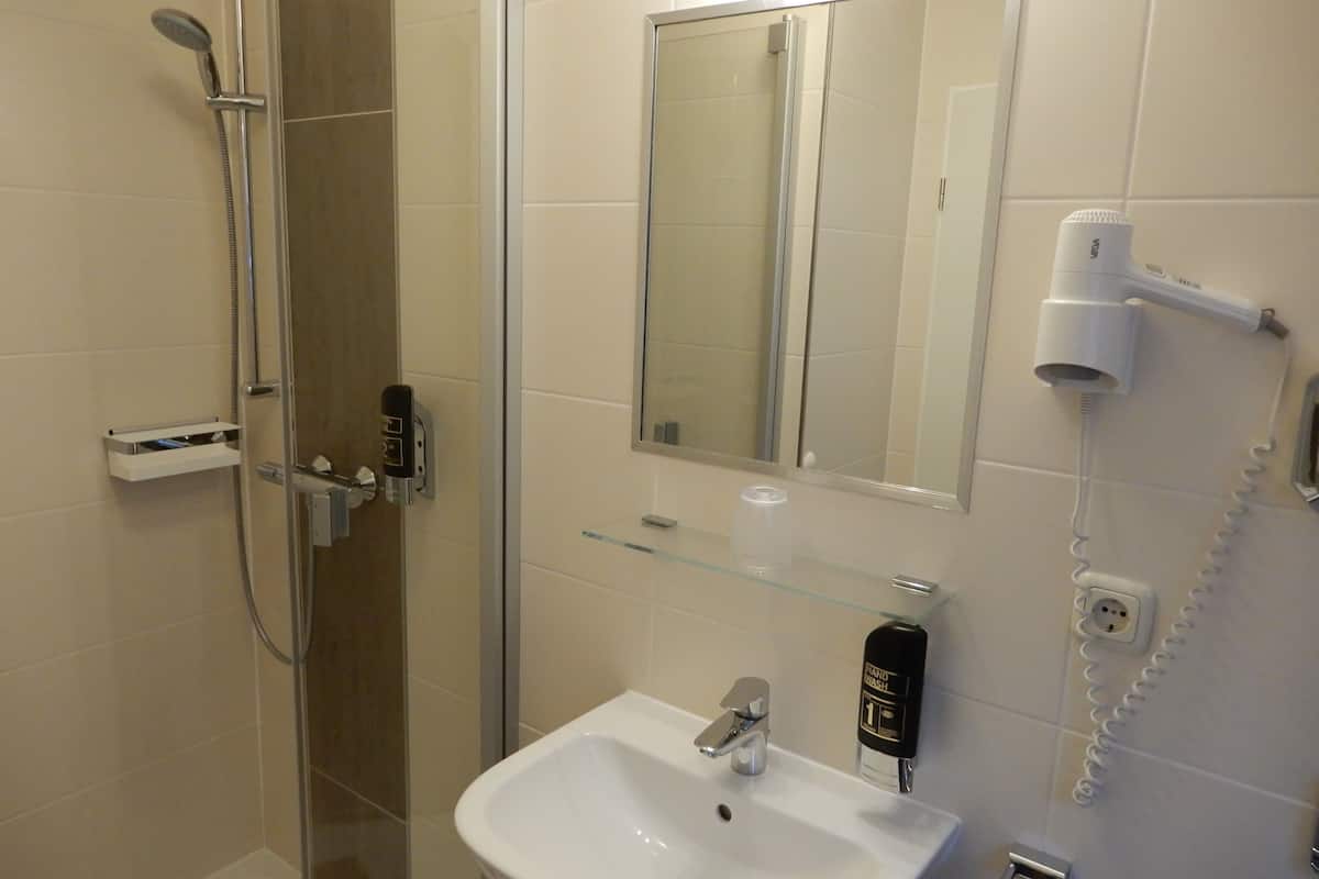 classic single room | bathroom | shower, free toiletries, hair dryer, towels