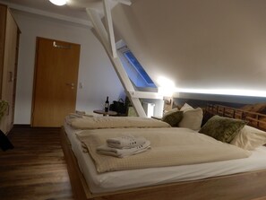 Habitación triple clásica | Ropa de cama hipoalergénica y minibar