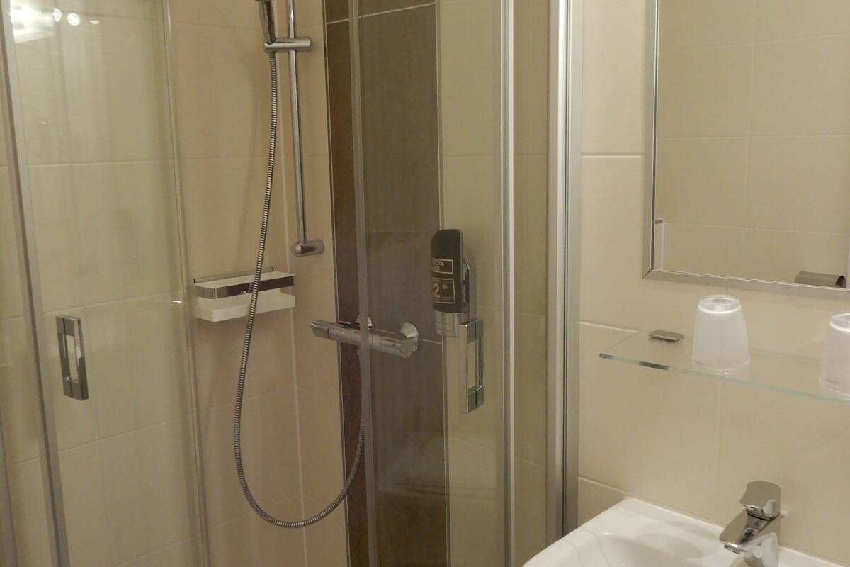 classic double or twin room | bathroom | shower, free toiletries, hair dryer, towels