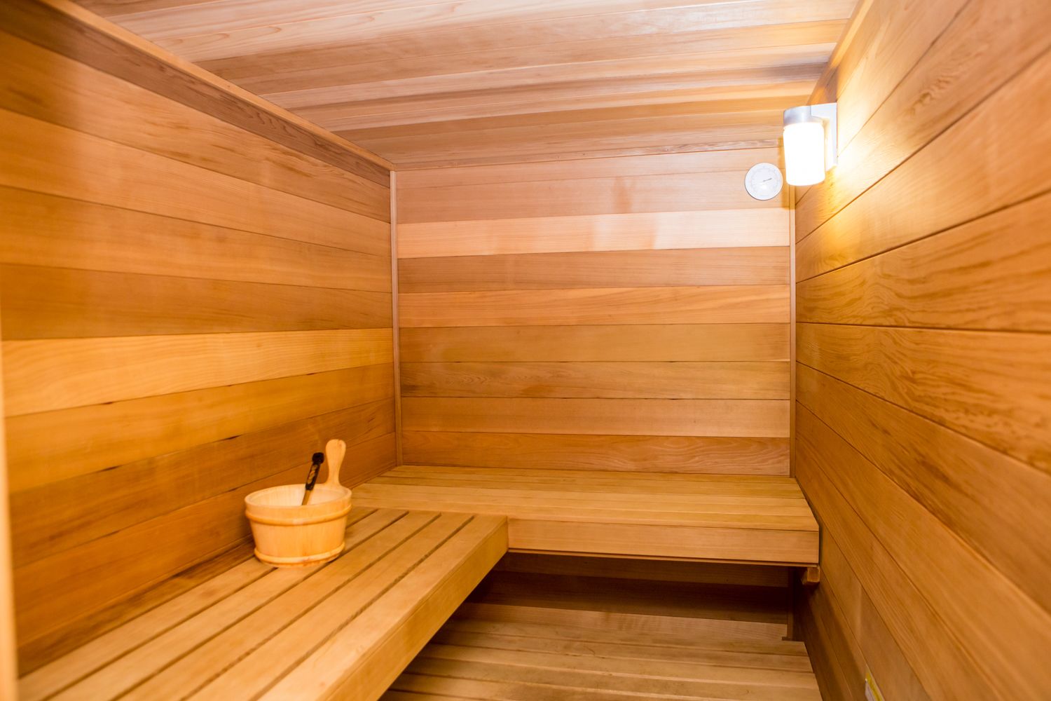 Ein Saunaraum mit Holzwänden und Bänken.