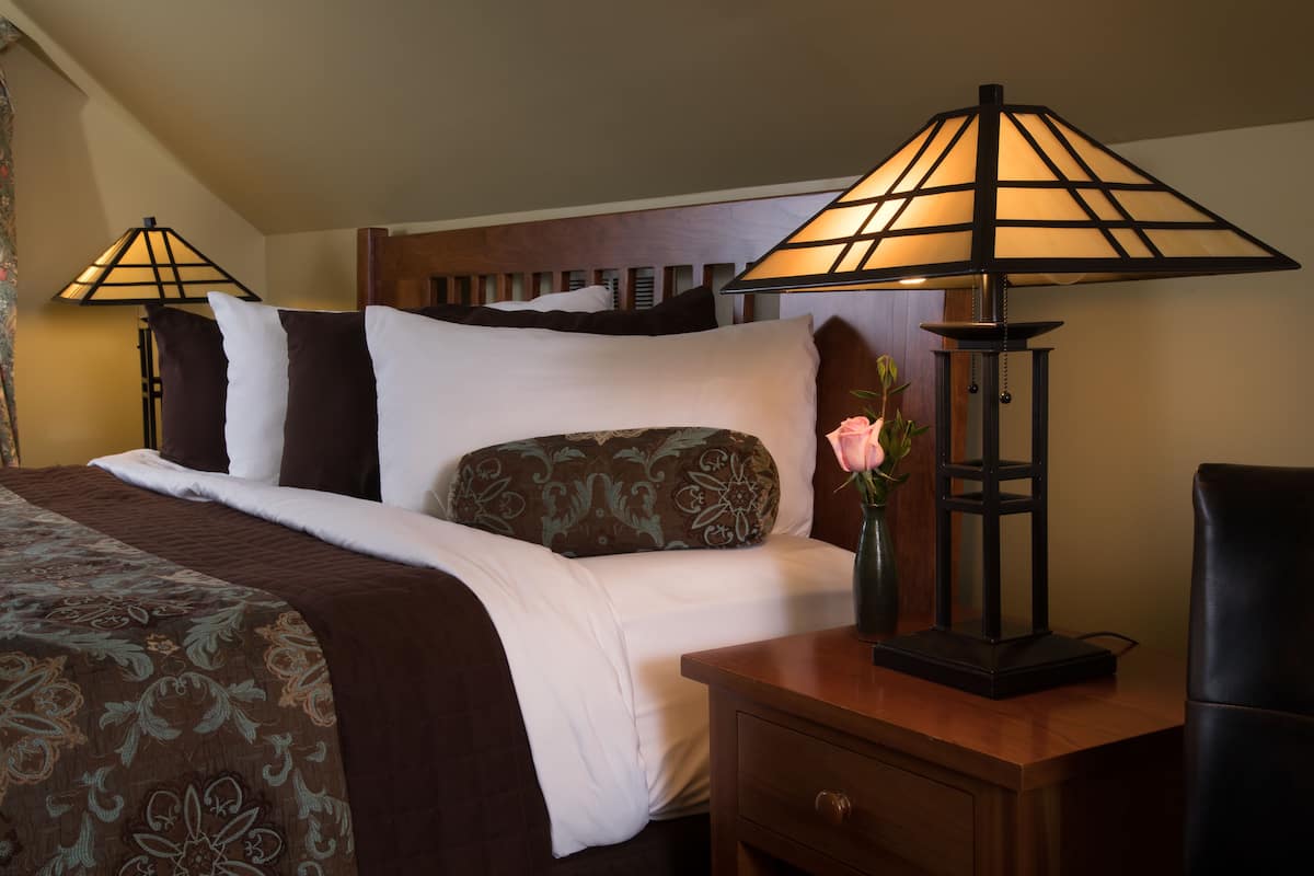 Luxury Single Room, Jetted Tub, Mountain View | Egyptian cotton sheets, premium bedding, pillow-top beds