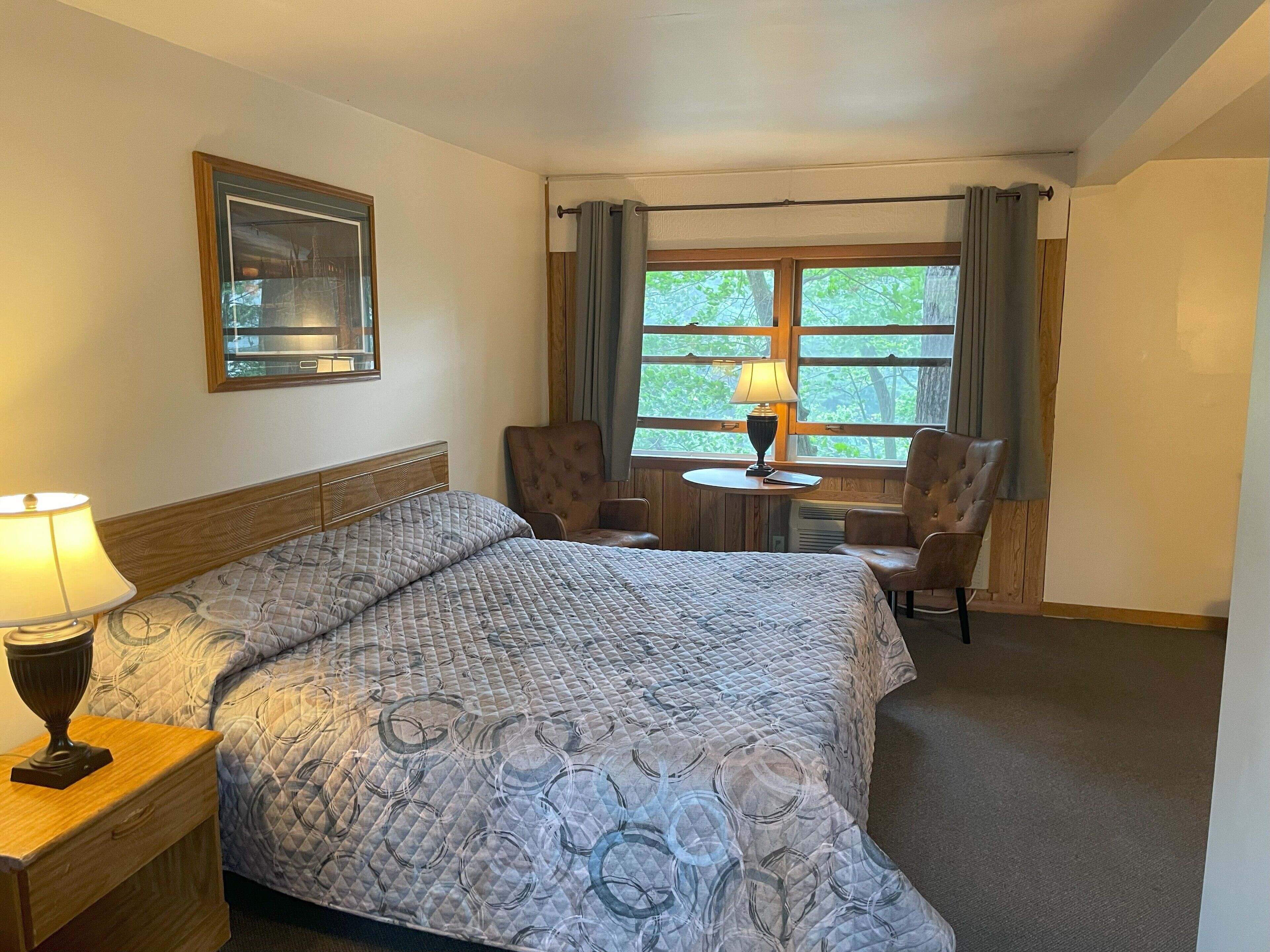 Deluxe Cabin, 1 King Bed, Non Smoking | Iron/ironing board, free WiFi, bed sheets