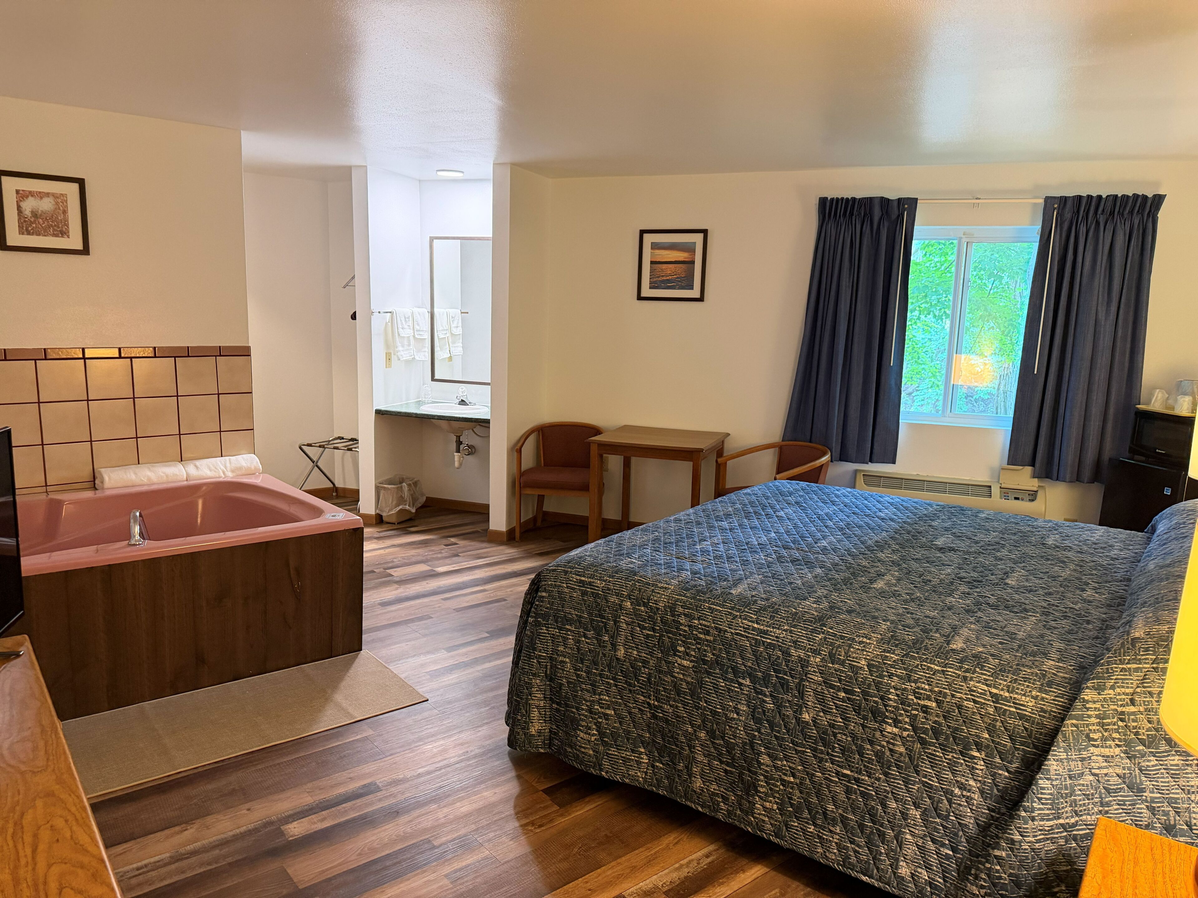 Deluxe Room, 1 King Bed, Non Smoking, Ground Floor | Iron/ironing board, free WiFi, bed sheets