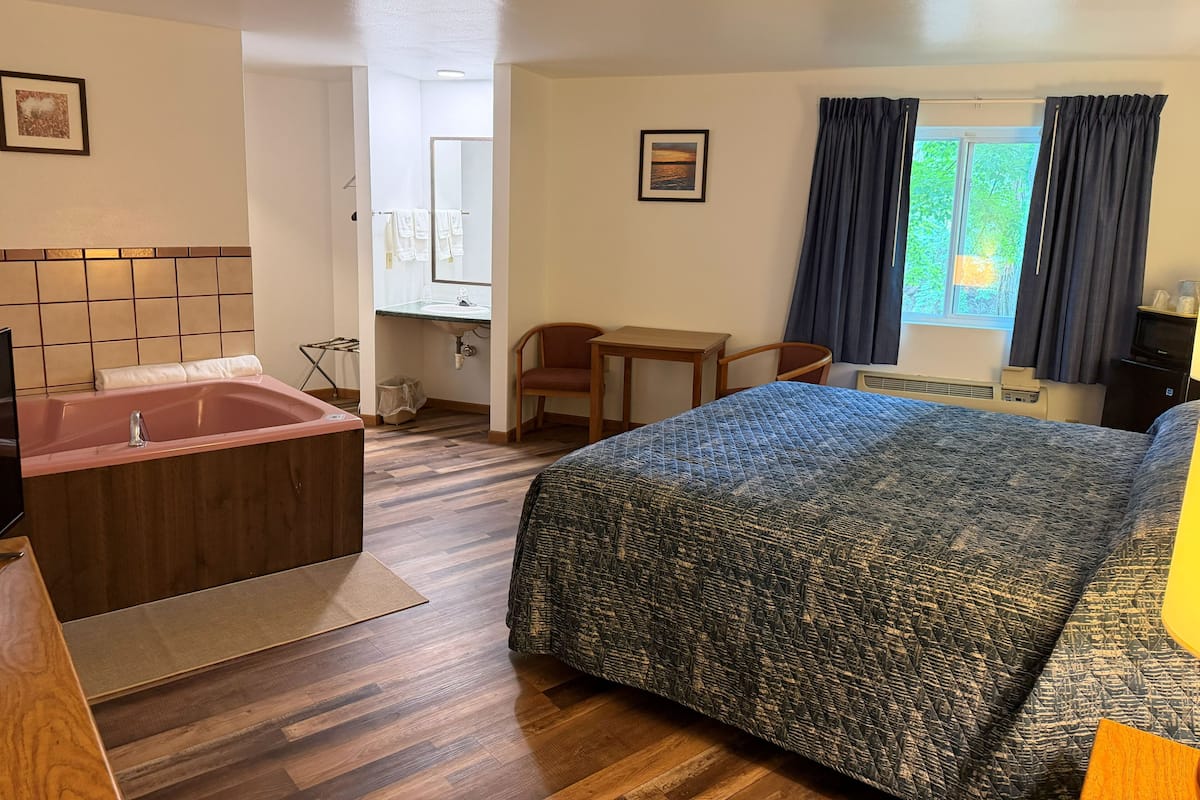 Deluxe Room, 1 King Bed, Non Smoking, Ground Floor | Iron/ironing board, free WiFi, bed sheets