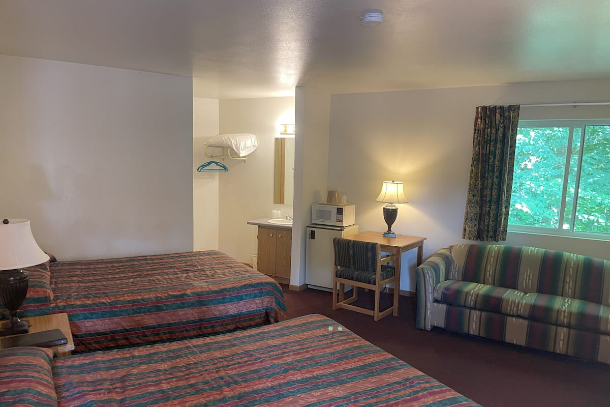 Deluxe 2 Queen W/ Sofa | 3 bedrooms, iron/ironing board, free WiFi, bed sheets