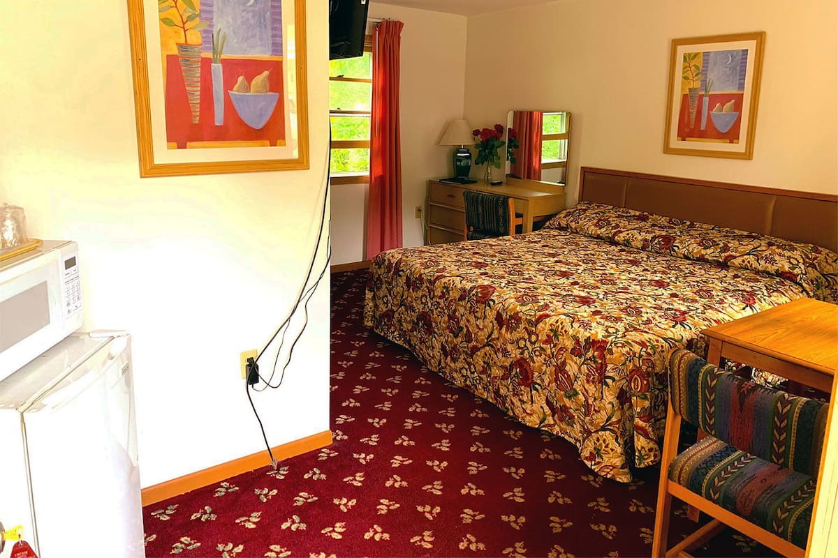 Economy Room, 1 King Bed, Non Smoking, Ground Floor | 3 bedrooms, iron/ironing board, free WiFi, bed sheets