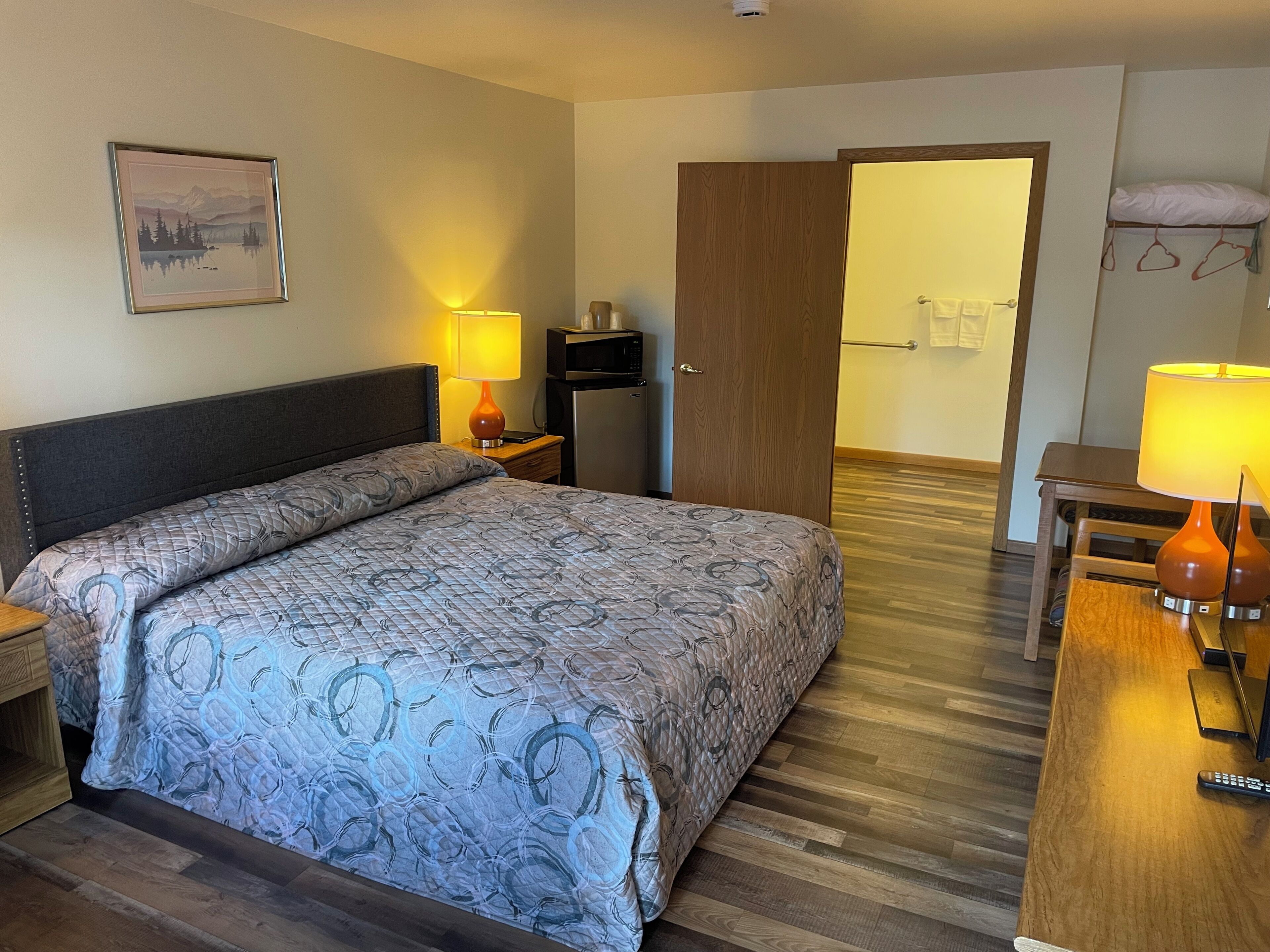 Economy Room, 1 King Bed, Non Smoking, Ground Floor | Iron/ironing board, free WiFi, bed sheets