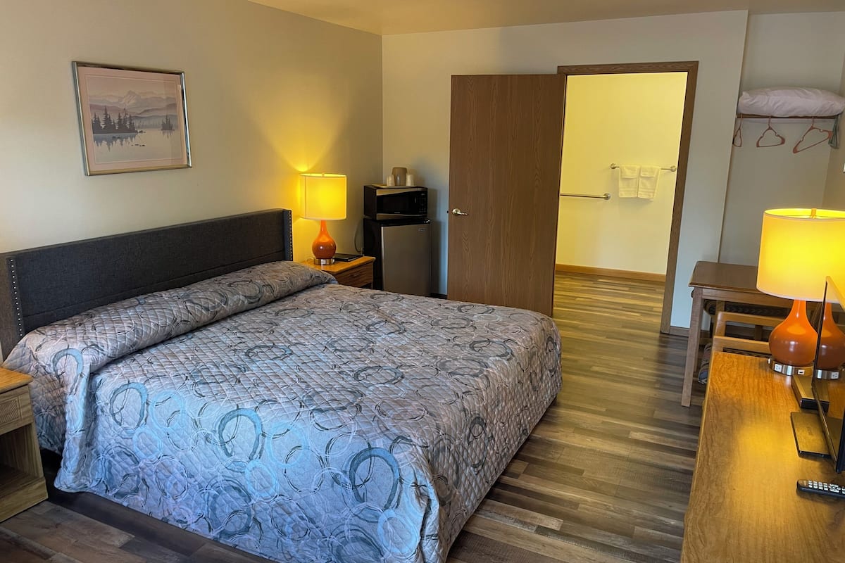 Economy Room, 1 King Bed, Non Smoking, Ground Floor | Iron/ironing board, free WiFi, bed sheets