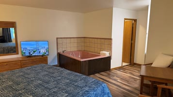 Rom – deluxe, 1 kingsize-seng, ikke-røyk, 1. etasje | Strykejern/-brett, wi-fi (inkludert) og sengetøy