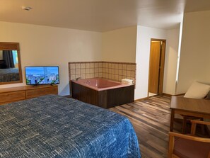 Deluxe Room, 1 King Bed, Non Smoking, Ground Floor | Iron/ironing board, free WiFi, bed sheets - Lakeside Motel (Wisconsin Dells)