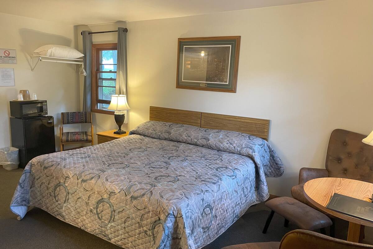 Deluxe Cabin, 1 King Bed, Non Smoking | 3 bedrooms, iron/ironing board, free WiFi, bed sheets