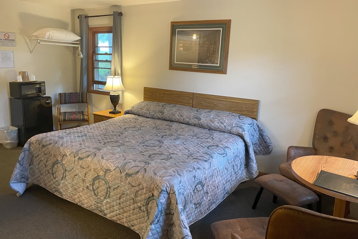 Deluxe Cabin, 1 King Bed, Non Smoking | 3 bedrooms, iron/ironing board, free WiFi, bed sheets