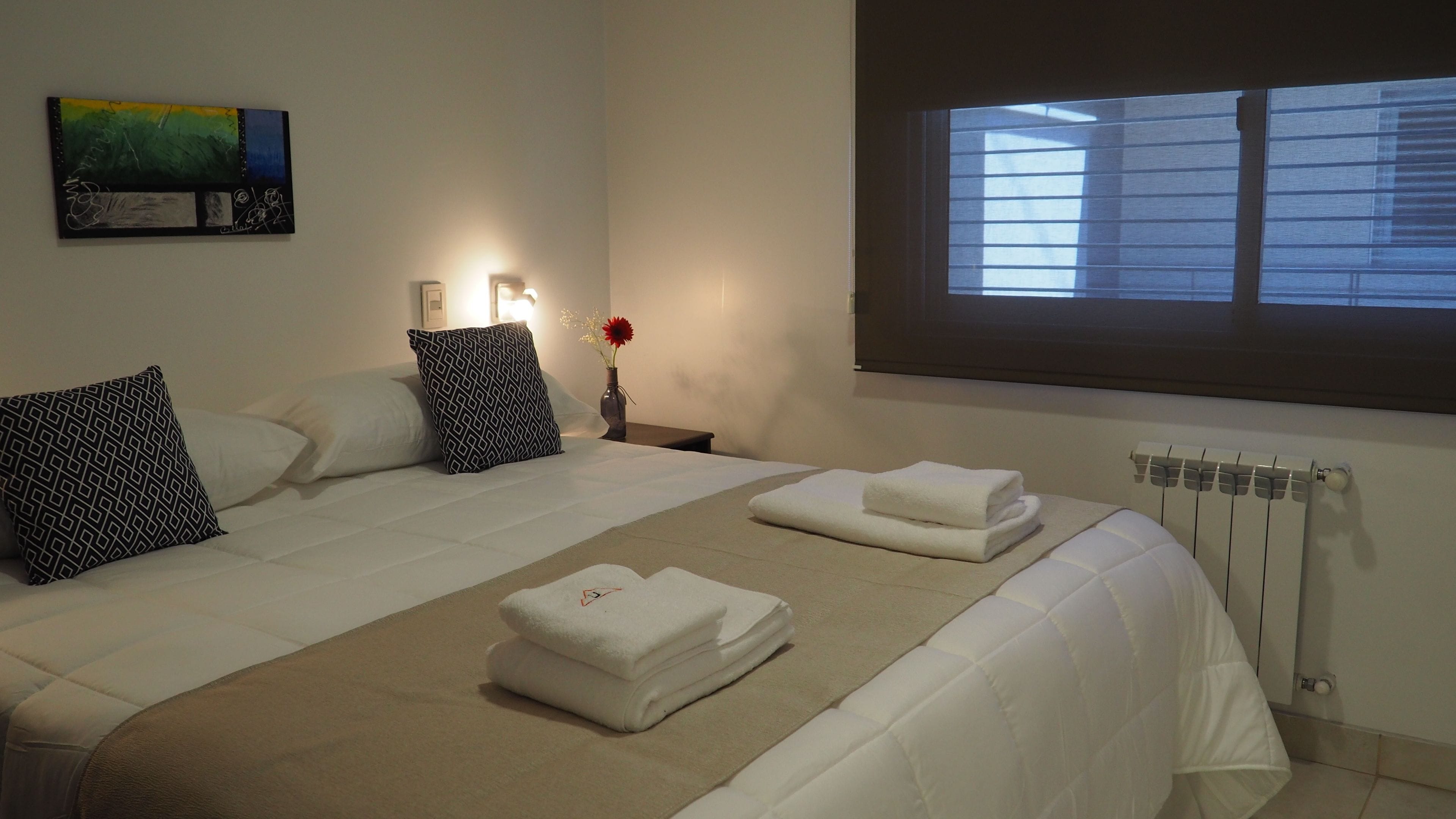 Apartamento superior | Edredons de pluma, cofres nos quartos, Wi-Fi de cortesia, roupa de cama