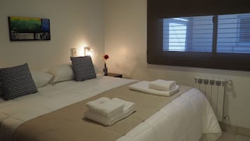 Apartamento superior | Edredons de pluma, cofres nos quartos, Wi-Fi de cortesia, roupa de cama